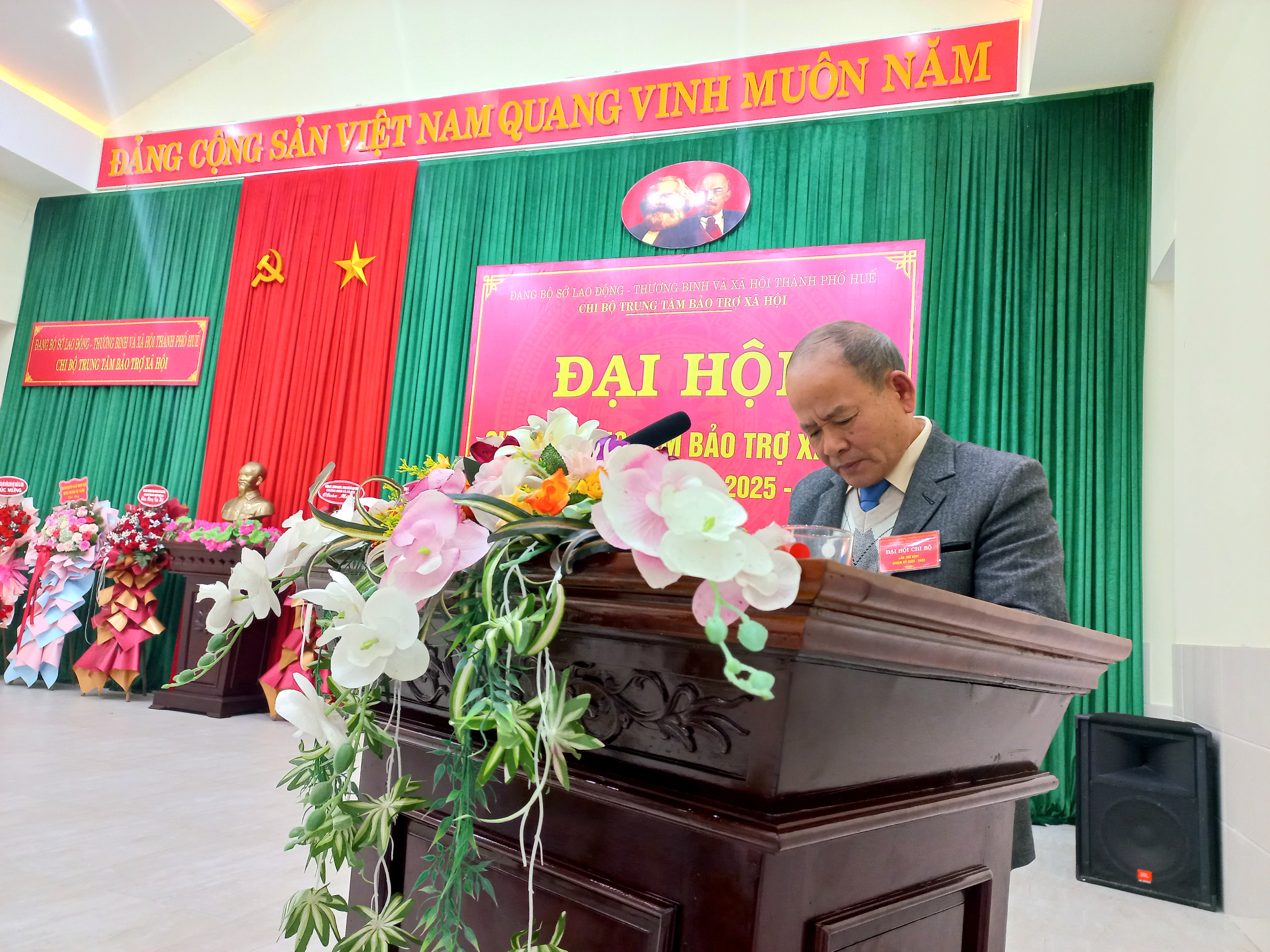 Đồng chí Ngô Duy Bình - Đảng ủy viên, Bí thư chi bộ, Giám đốc Trung tâm trình bày báo cáo chính trị nhiệm kỳ 2022-2025 Đồng chí Ngô Duy Bình - Đảng ủy viên, Bí thư chi bộ, Giám đốc Trung tâm trình bày báo cáo chính trị nhiệm kỳ 2022-2025