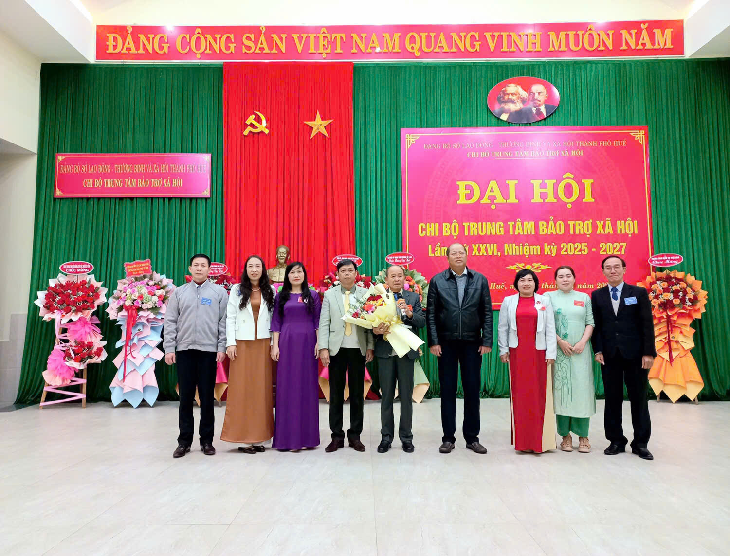 Đồng chí Đặng Hữu Phúc - Thành ủy viên, Bí thư Đảng ủy, Giám đốc Sở Lao động - Thương binh và Xã hội và các đồng chí trong Ban Thường vụ, Ban chấp hành Đảng ủy Sở tặng hoa các đồng chí trúng cử Cấp ủy khóa mới Đồng chí Đặng Hữu Phúc - Thành ủy viên, Bí thư Đảng ủy, Giám đốc Sở Lao động - Thương binh và Xã hội và các đồng chí trong Ban Thường vụ, Ban chấp hành Đảng ủy Sở tặng hoa các đồng chí trúng cử Cấp ủy khóa mới